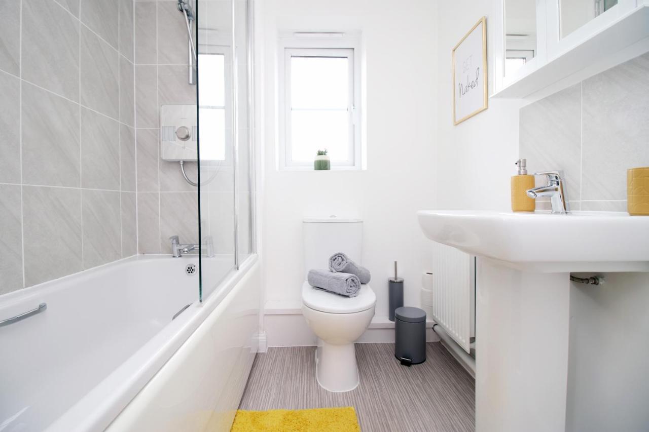No 43 Stadium Views By Ssw - 2Br, Parking, Sleeps 4, 3Min Walk To Stadium, 10Min Drive To City Centre, Marina And Close To M4 Morriston ภายนอก รูปภาพ